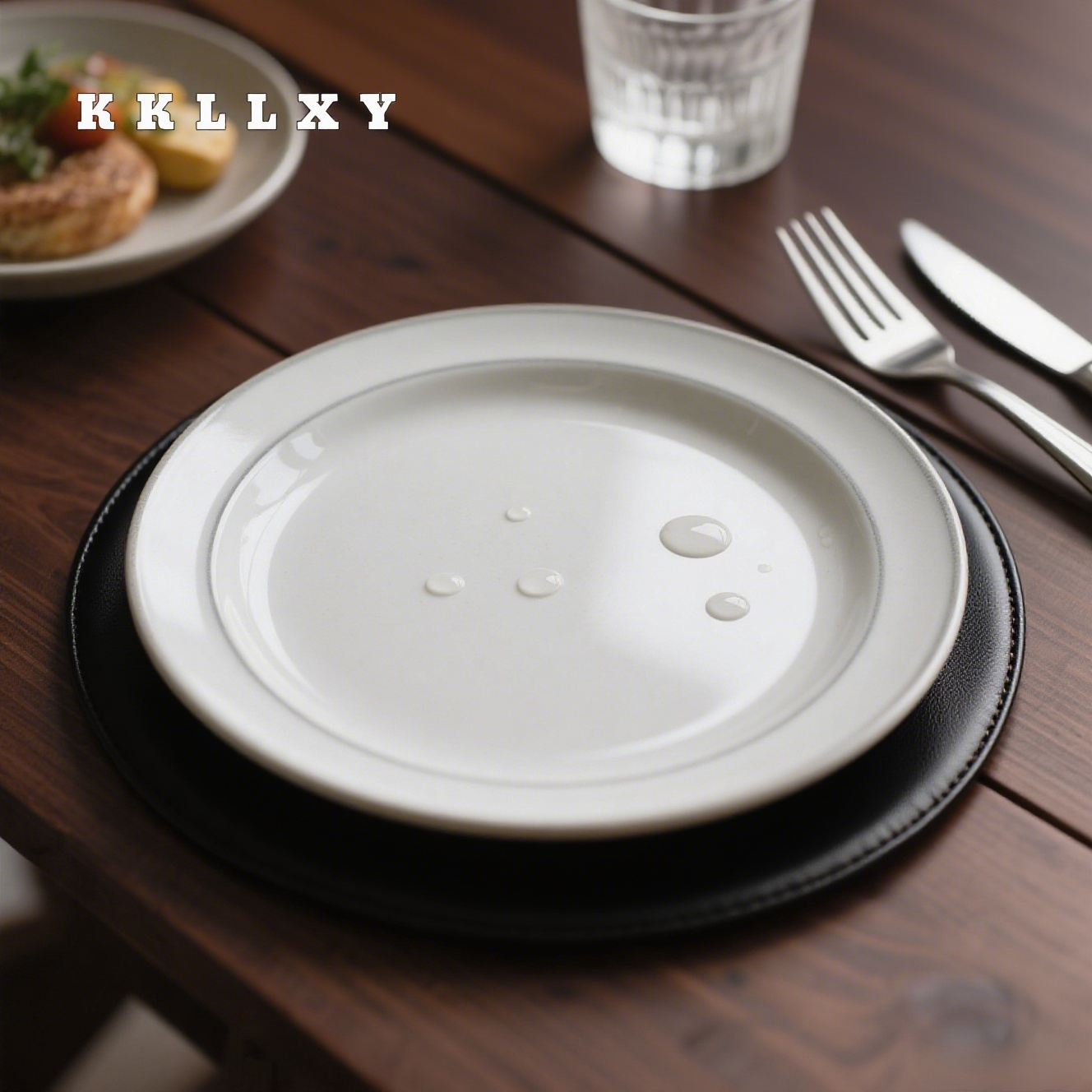 식탁 위에 놓인 칼 붙이 접시 세트