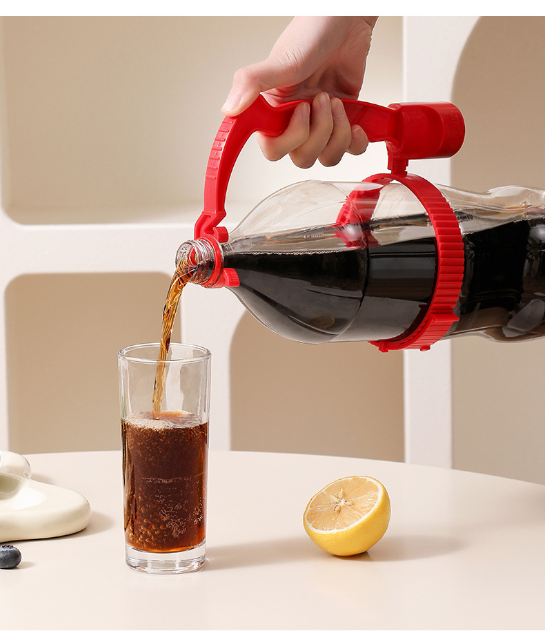注ぎ口を調節して飲料を注ぐ様子