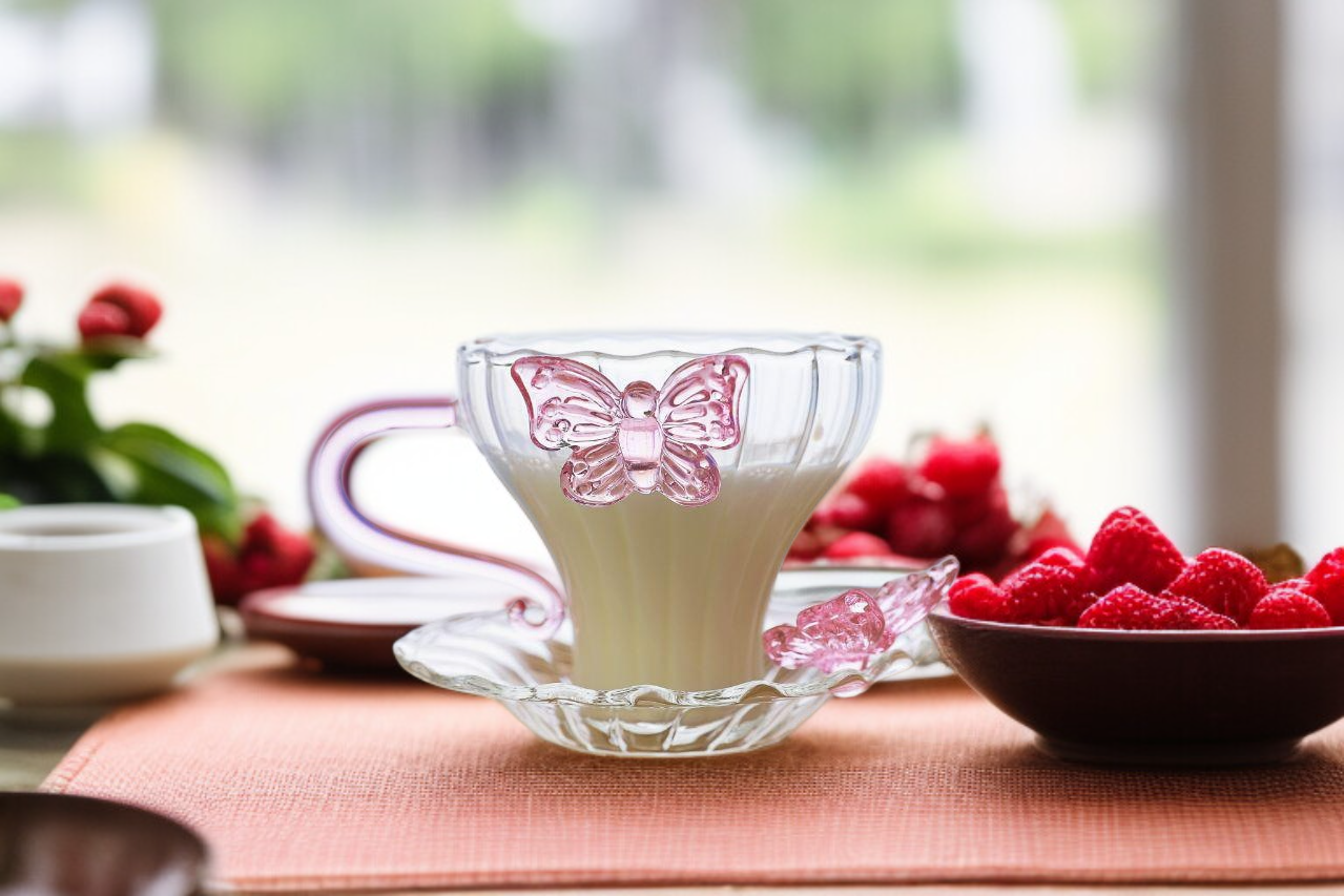 Detailansicht der kleinen Teetasse aus Glas