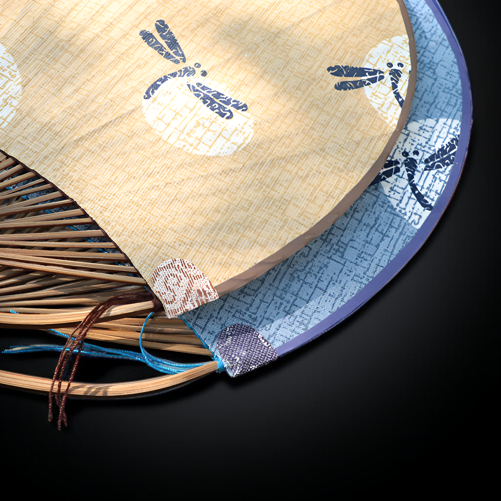 手作りの古い青い布生地の扇子