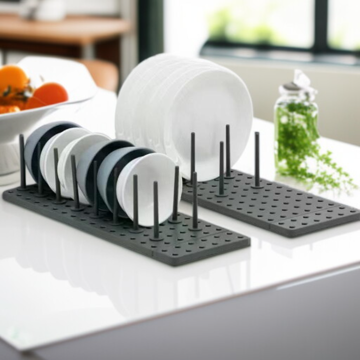 주방 캐비닛 안에서 그릇을 조절할 수 있다