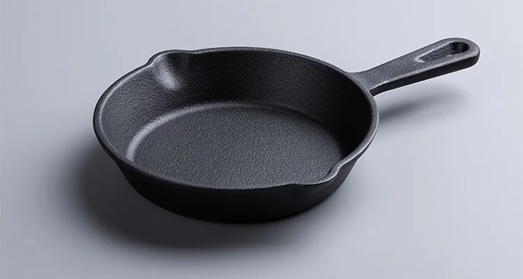 Ergonomická rukojeť litinové pánve