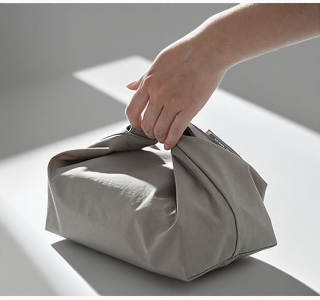 Wnętrze termoizolacyjnej torby na lunch z jedzeniem