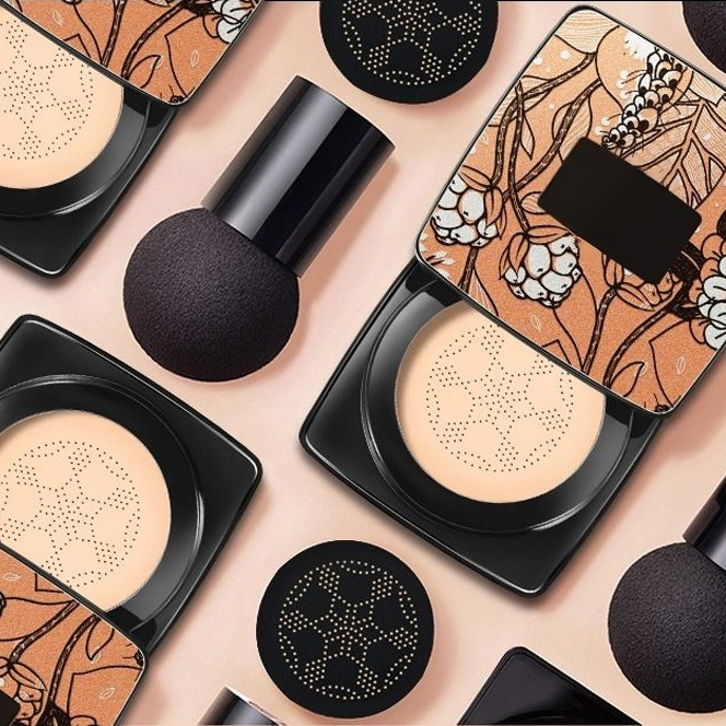 【クッションファンデーション】薄付き、持続力抜群、美容液成分、高カバー力、汗や皮脂に強い、うるおいを感じる水っぽいテクスチャが特徴！