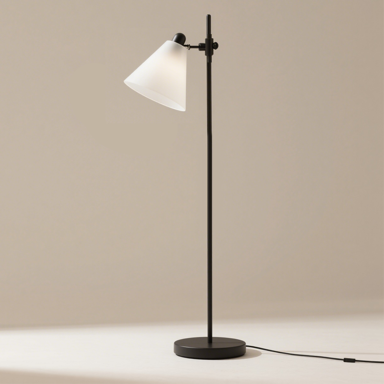 LED stojací lampa ve tvaru reproduktoru s výtahem