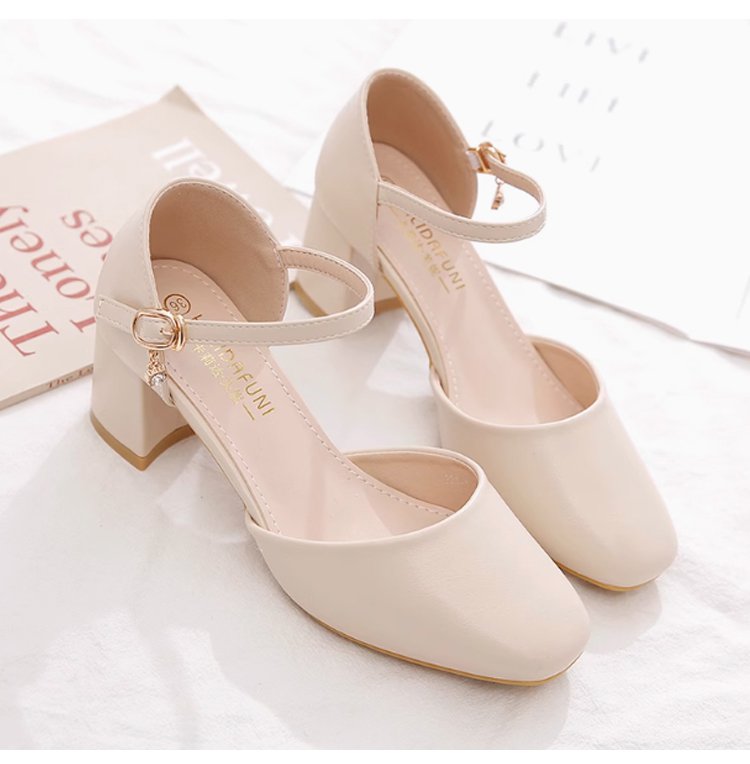 راحة وأناقة في صندل نسائي جلدي