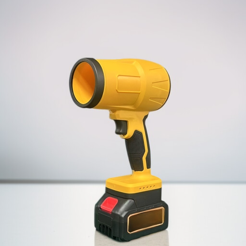 폭풍기 사용 중 야외 청소 현장