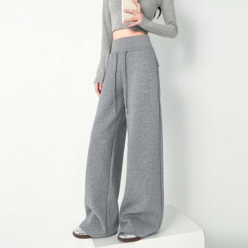 グレーのスポーツスウェットパンツ  