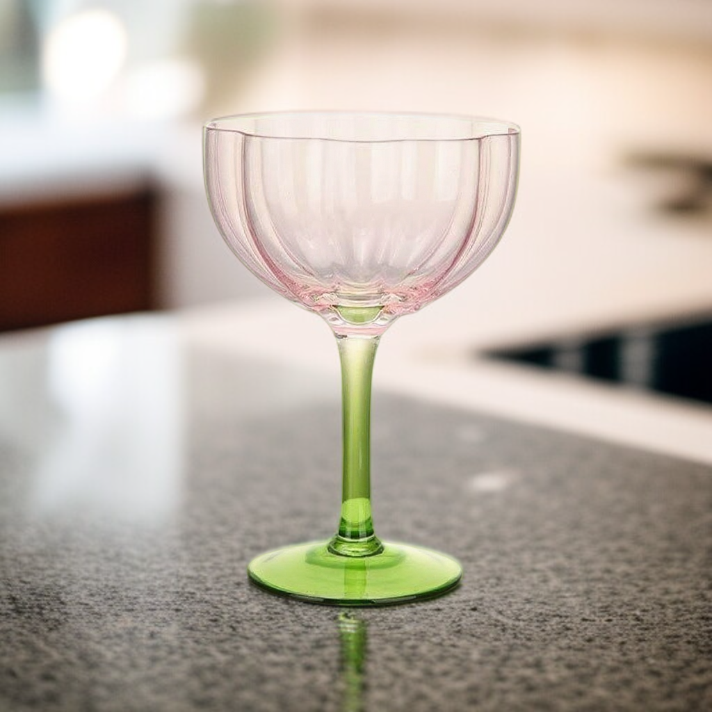 透明な短い花びらの赤ワイングラス