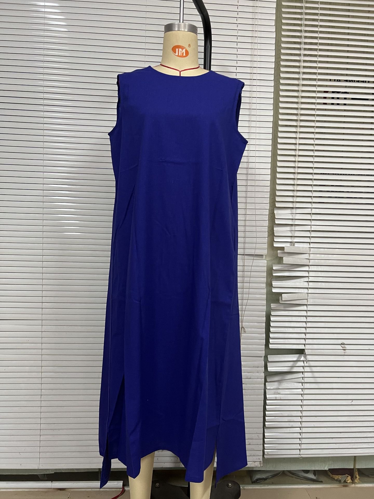 上品なシルエットが魅力のスプリットドレス背面画像