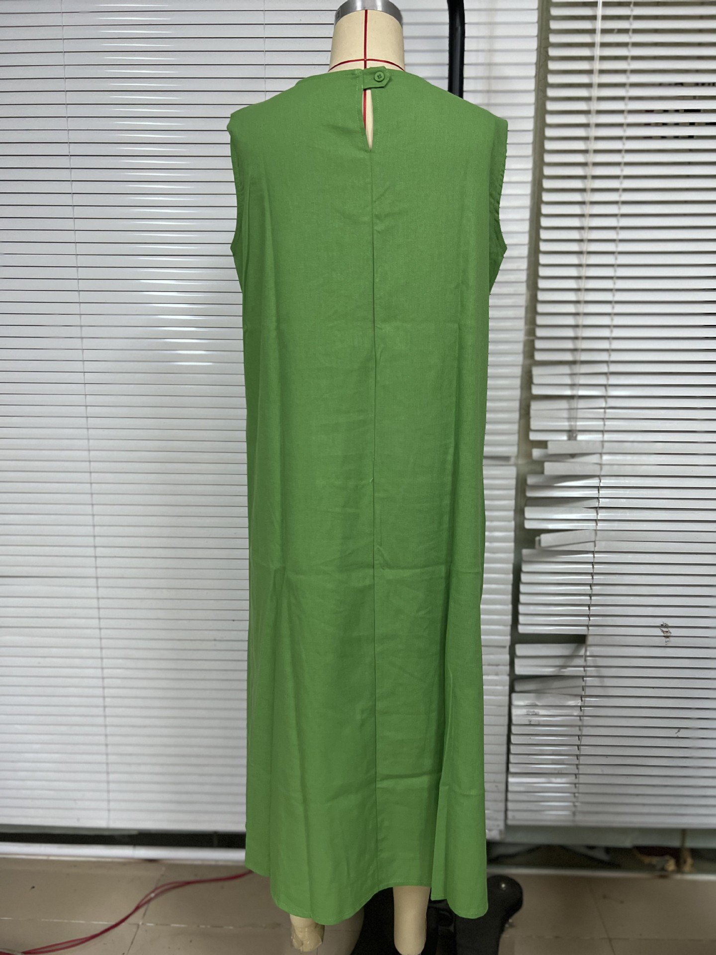 カジュアルシーンでのノースリーブドレス着用例