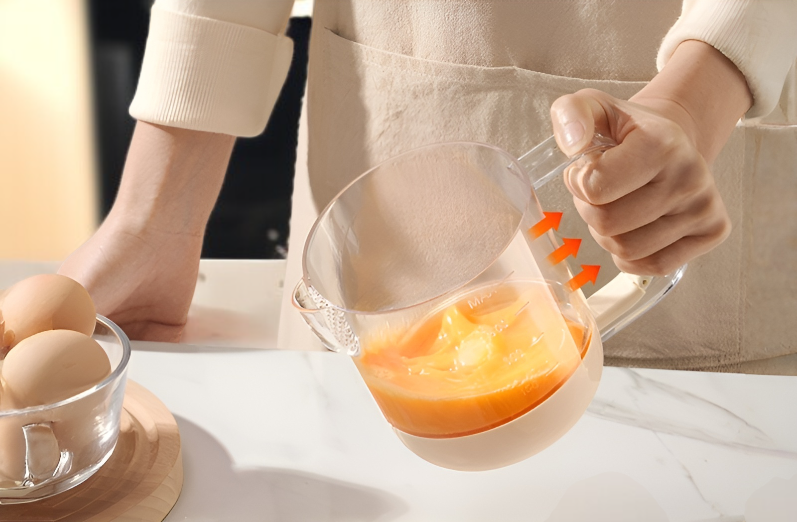 블렌더 믹싱 컵으로 반죽 만드는 모습