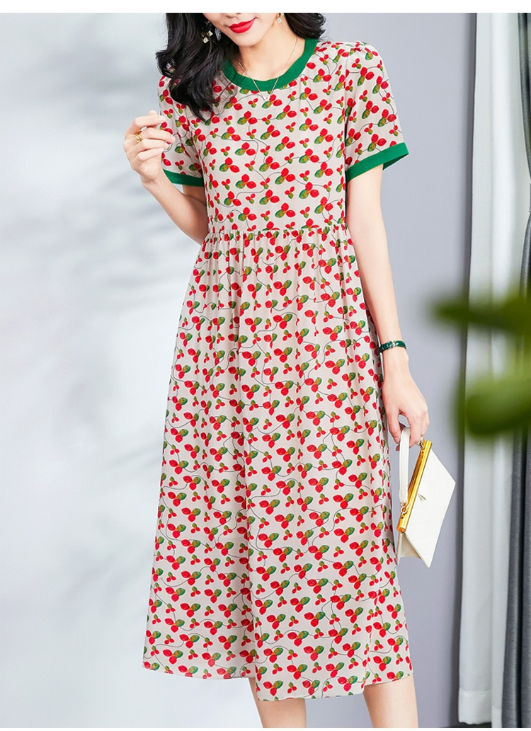 다양한 연령층에 어울리는 실크 원피스