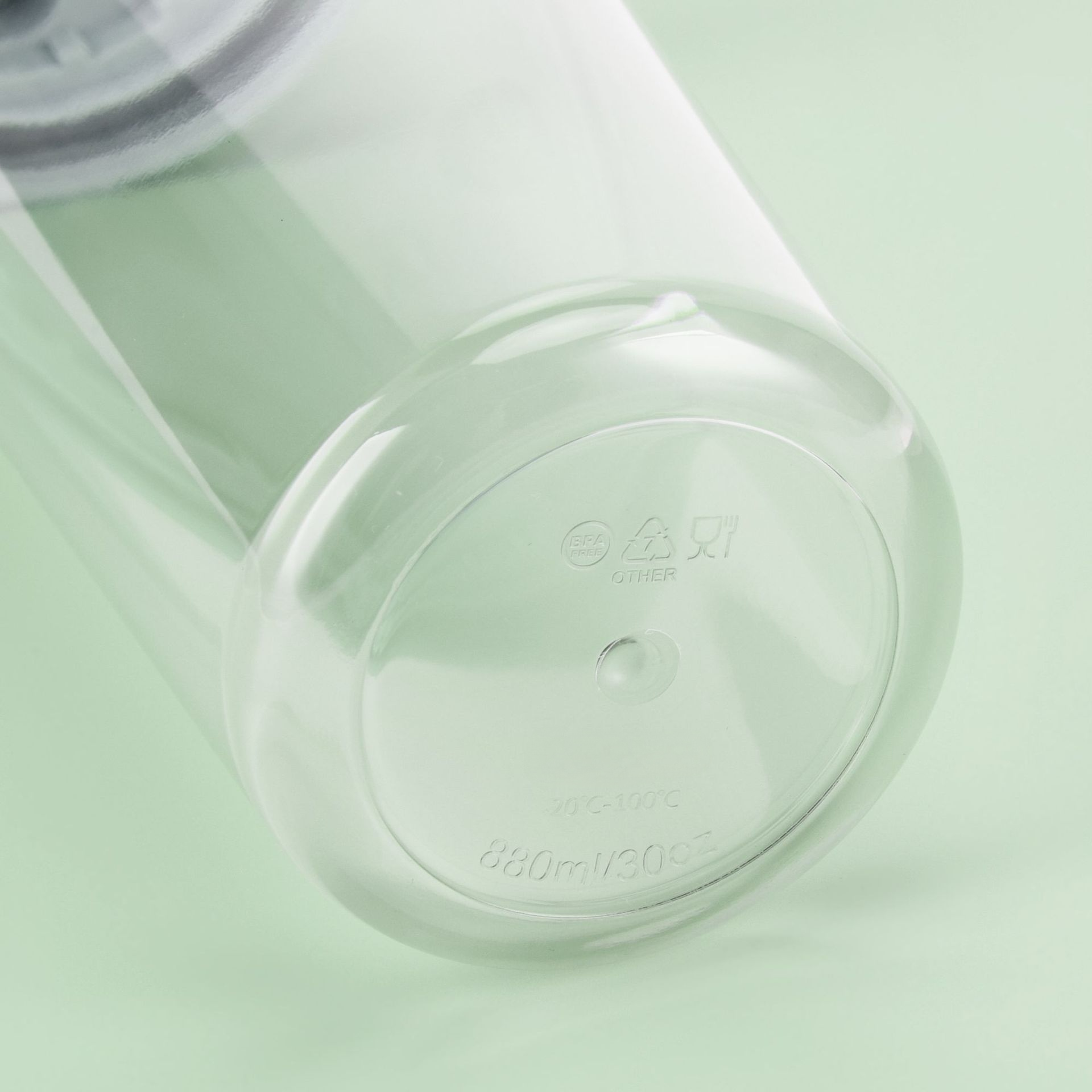 持ち運びに便利なストローボトル