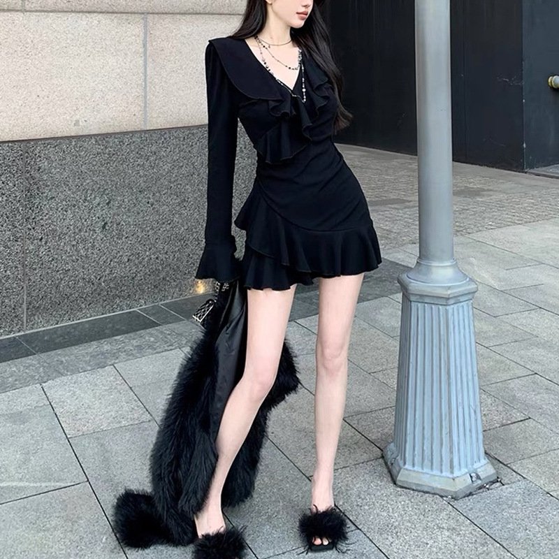 Kleid mit Rüschen und V-Ausschnitt