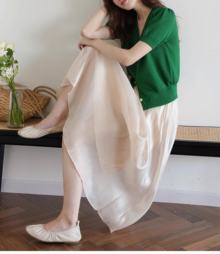 고급스러운 펄 유광 디테일 스커트