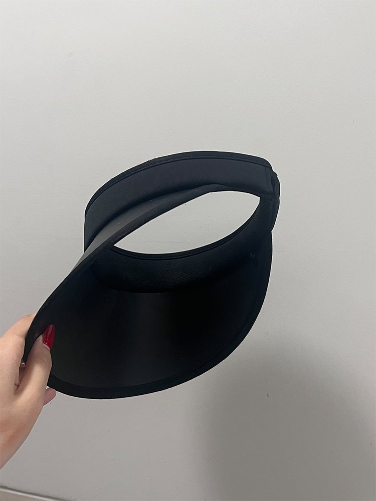 챙이 크고 윗부분이 움푹 들어간 모자