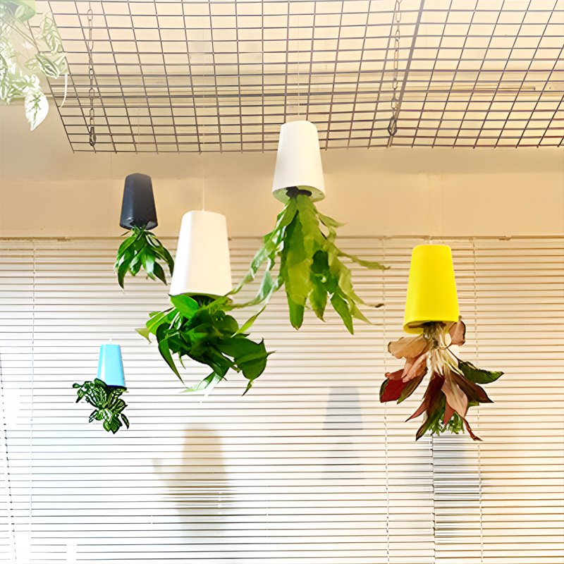 上下逆様になった植木鉢