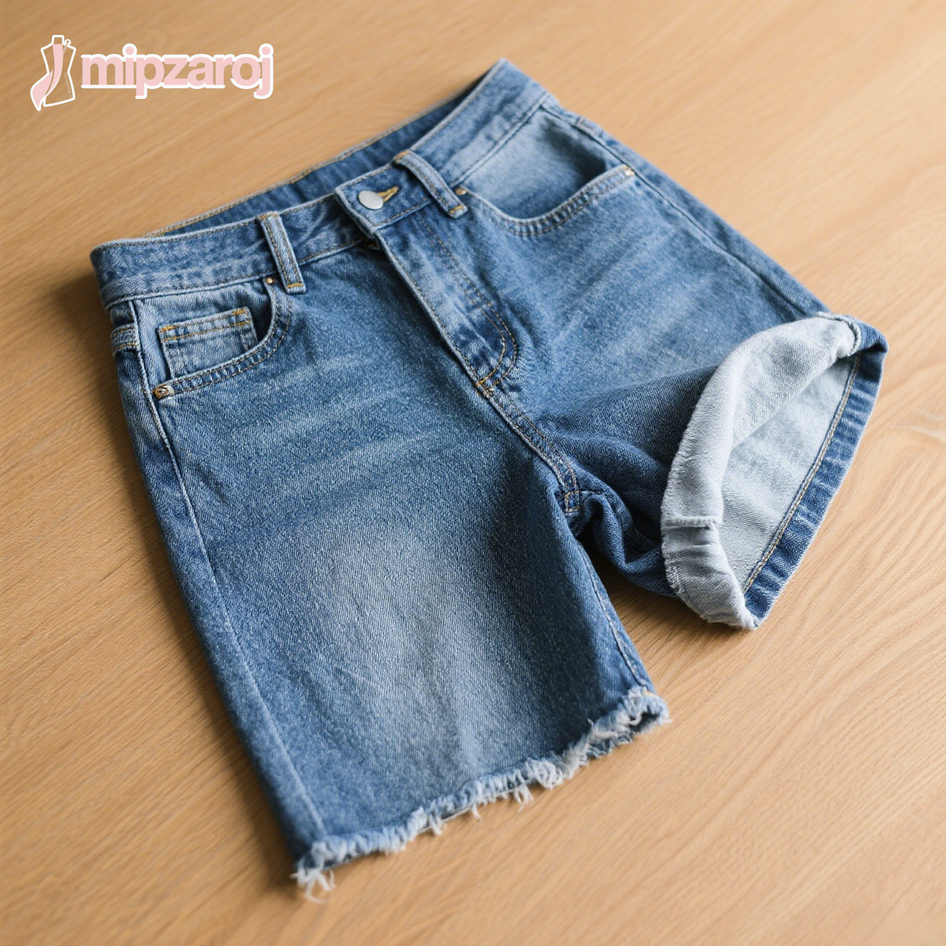 青いデニムショートパンツ