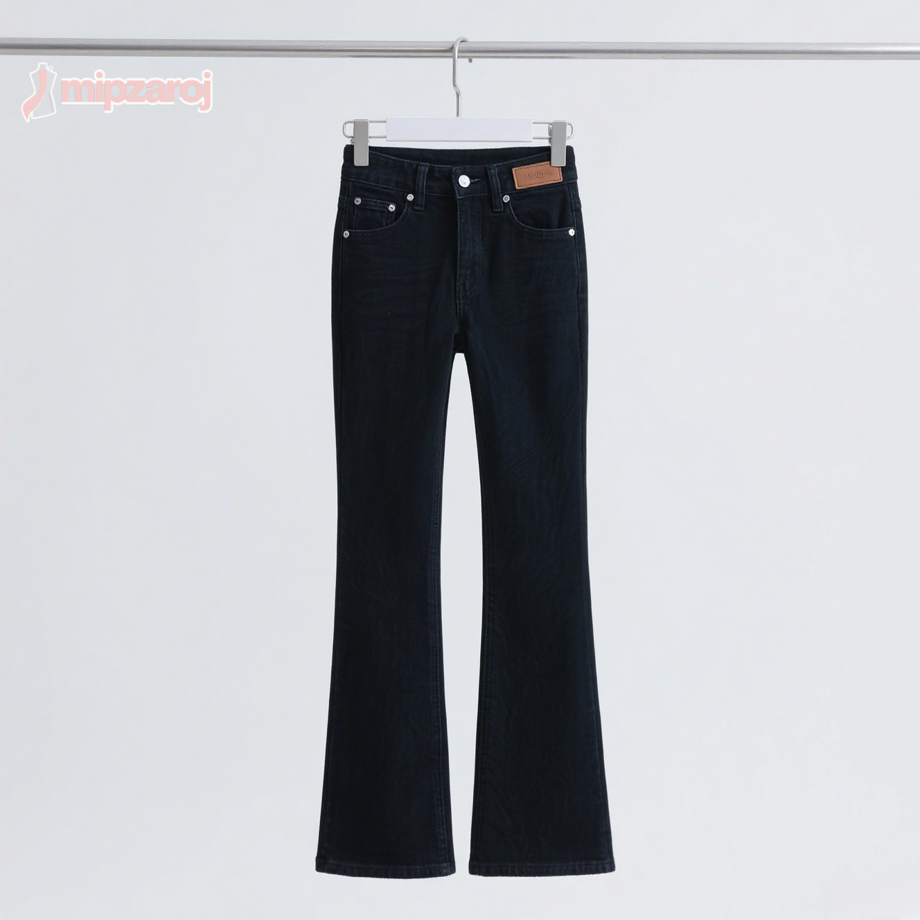 黒いタイトデニムパンツ