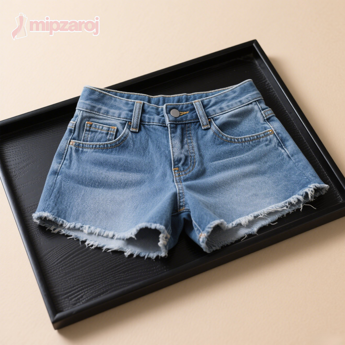 青いデニムショートパンツ