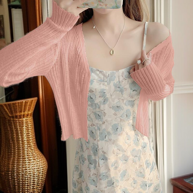 여름 얇은 슬립에 가디건 블라우스 자외선 차단  니트 스커트에 짧은 점퍼를 입는다