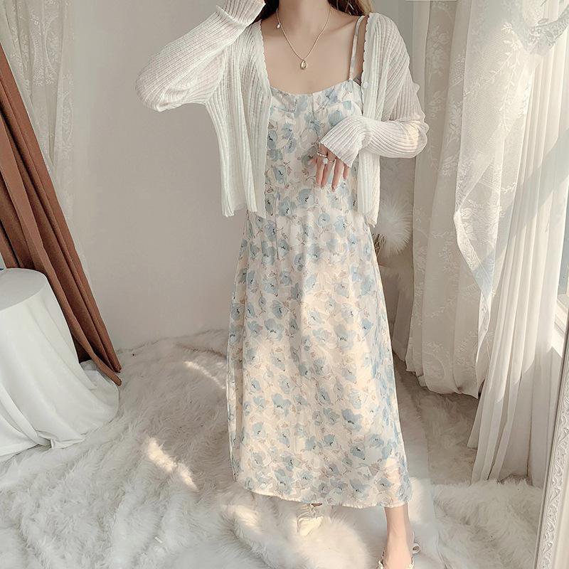 여름 얇은 슬립에 가디건 블라우스 자외선 차단  니트 스커트에 짧은 점퍼를 입는다