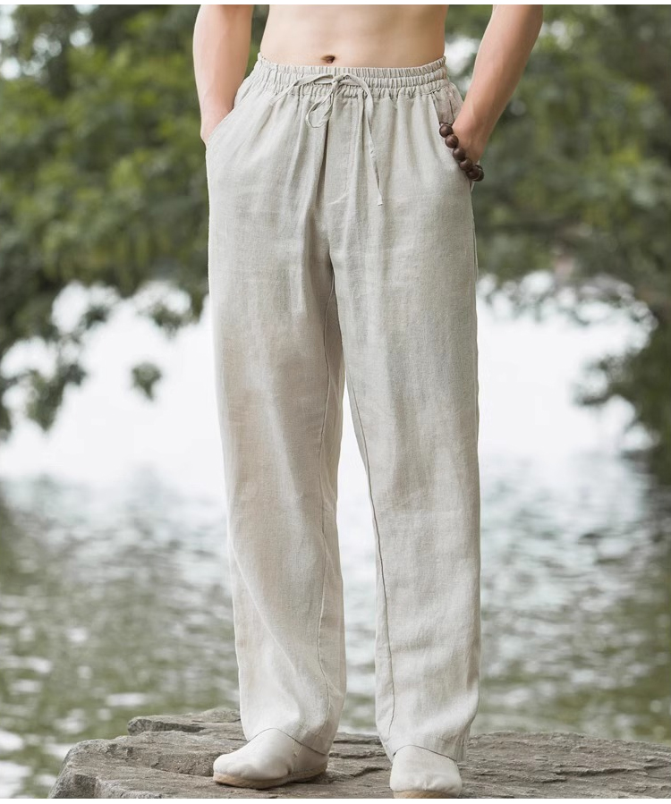 オフィスカジュアルにも使えるリネンパンツ