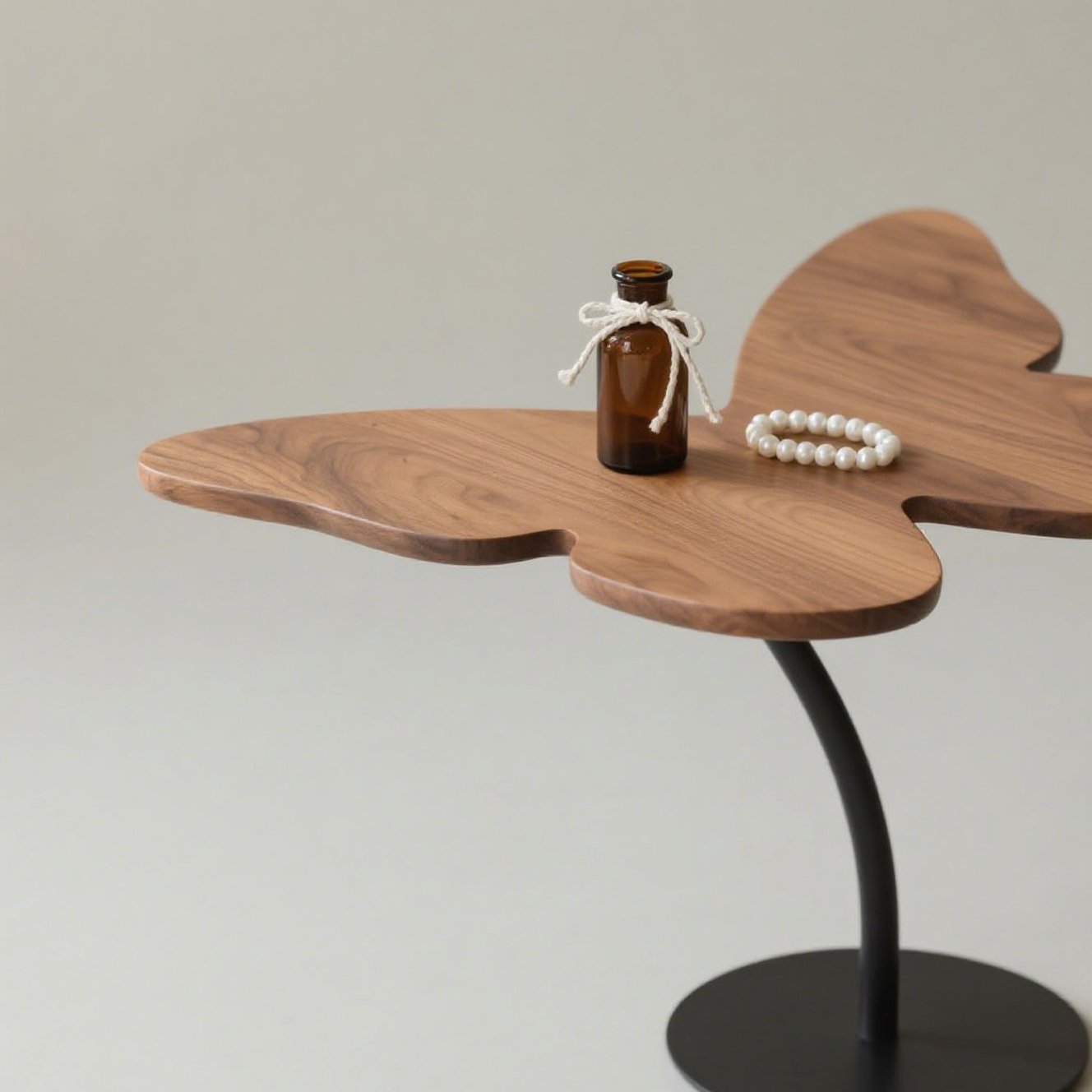 Rohový stolek ve tvaru motýla