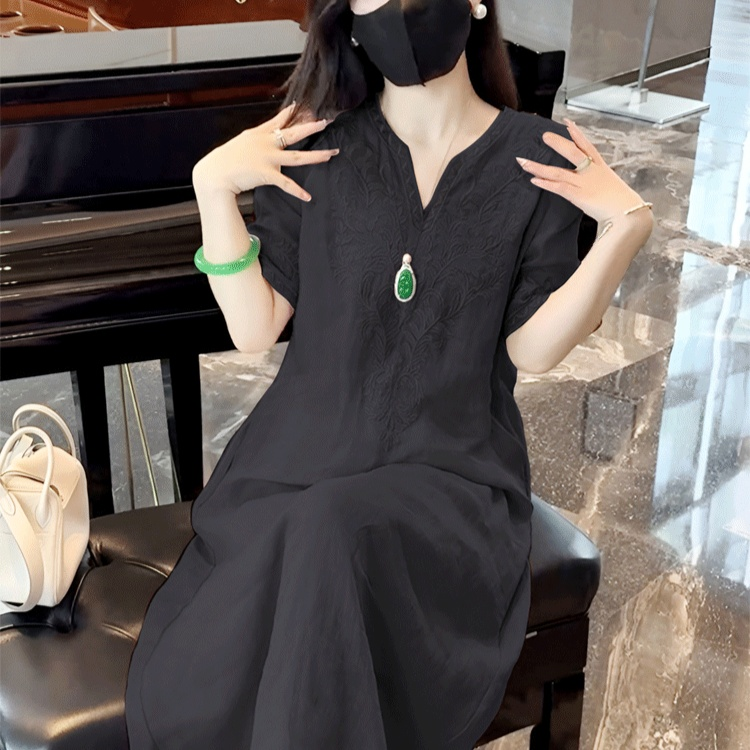 高級感あふれるリネン刺繍ワンピースのバックスタイル