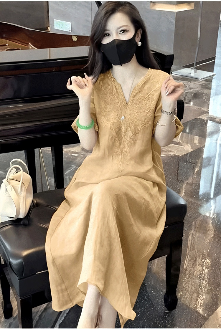 大人女性に似合う刺繍入りワンピース