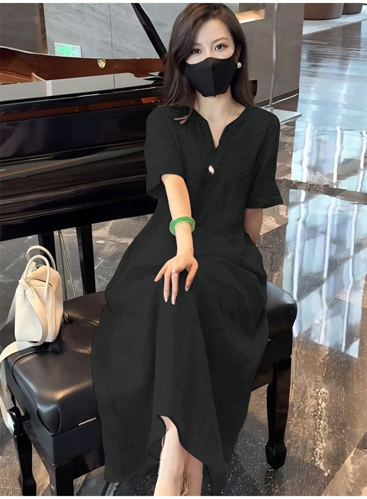 エレガントなデザインのリネンワンピース