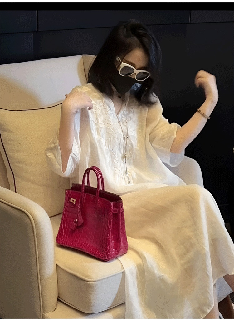 通気性の良い天然リネン素材のワンピース