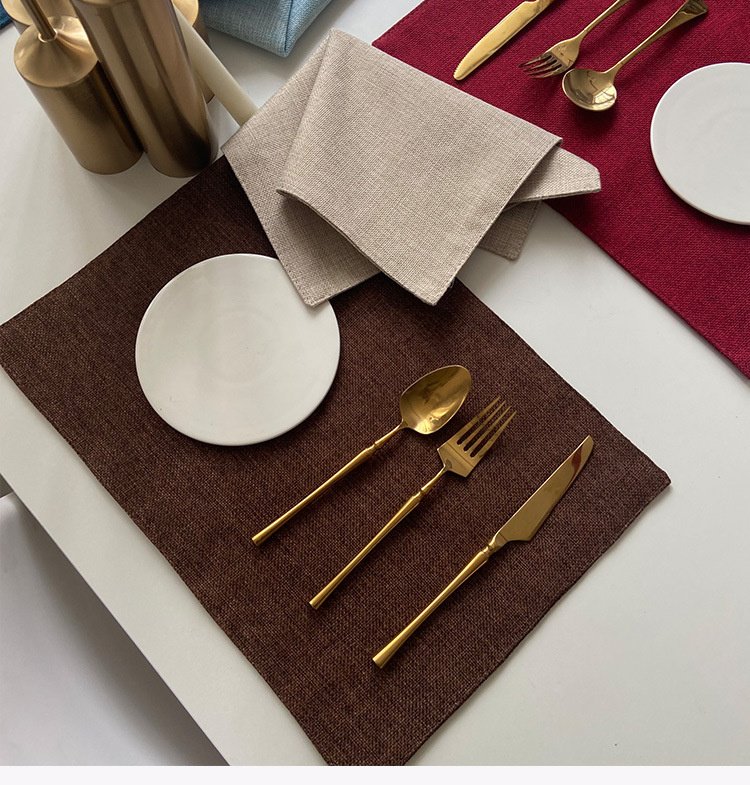 Table protection with high-quality linen placemats
