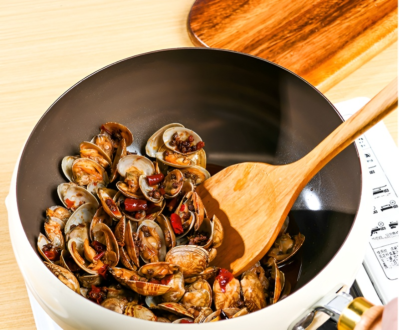 새로운 가정용 작은 철냄비 크리스털냄비 미니 작은 끈적임 큰 배 볶음냄비 여자 좋은 도우미 티타늄 크리스털 작은 철냄비