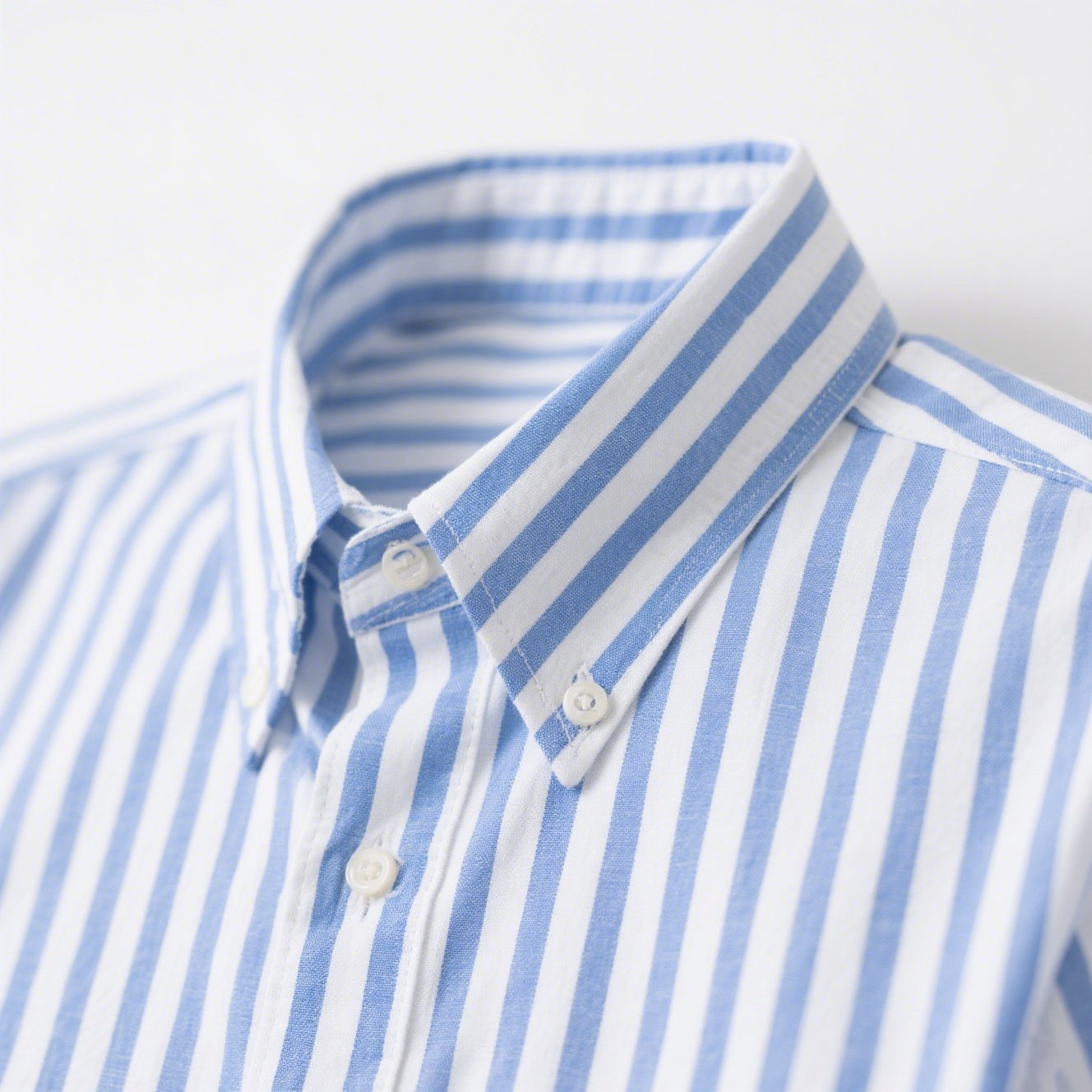 青色ストライプデザインシャツの正面画像