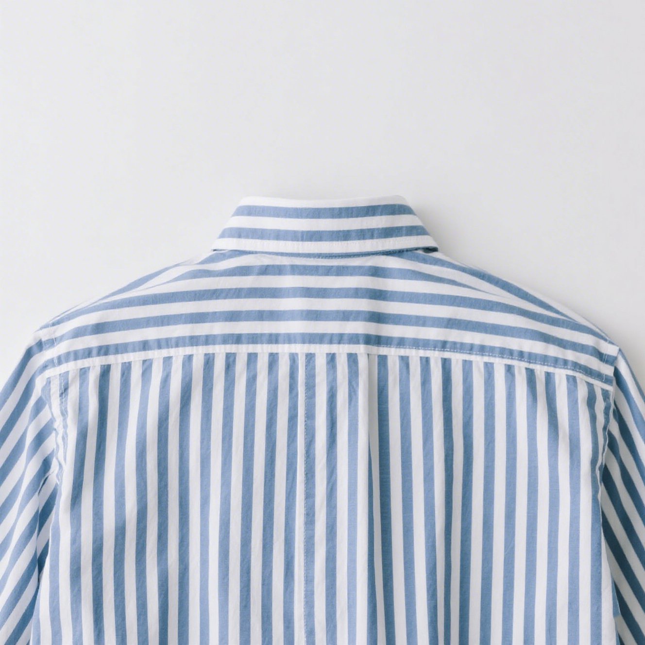 青色ストライプデザインシャツ