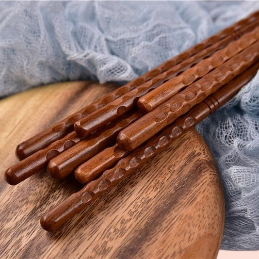 手彫りの尖った寿司用箸