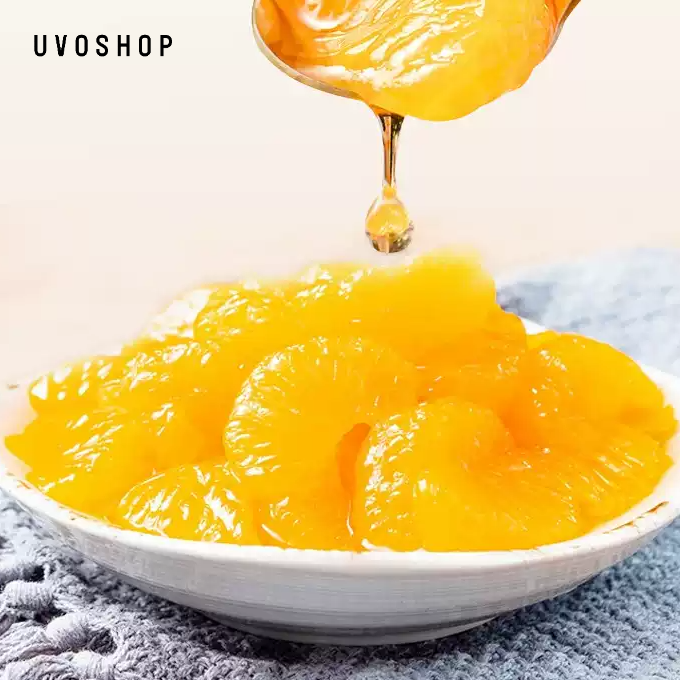 Ahora recogiendo mandarinas frescas enlatadas ricas en nutrientes