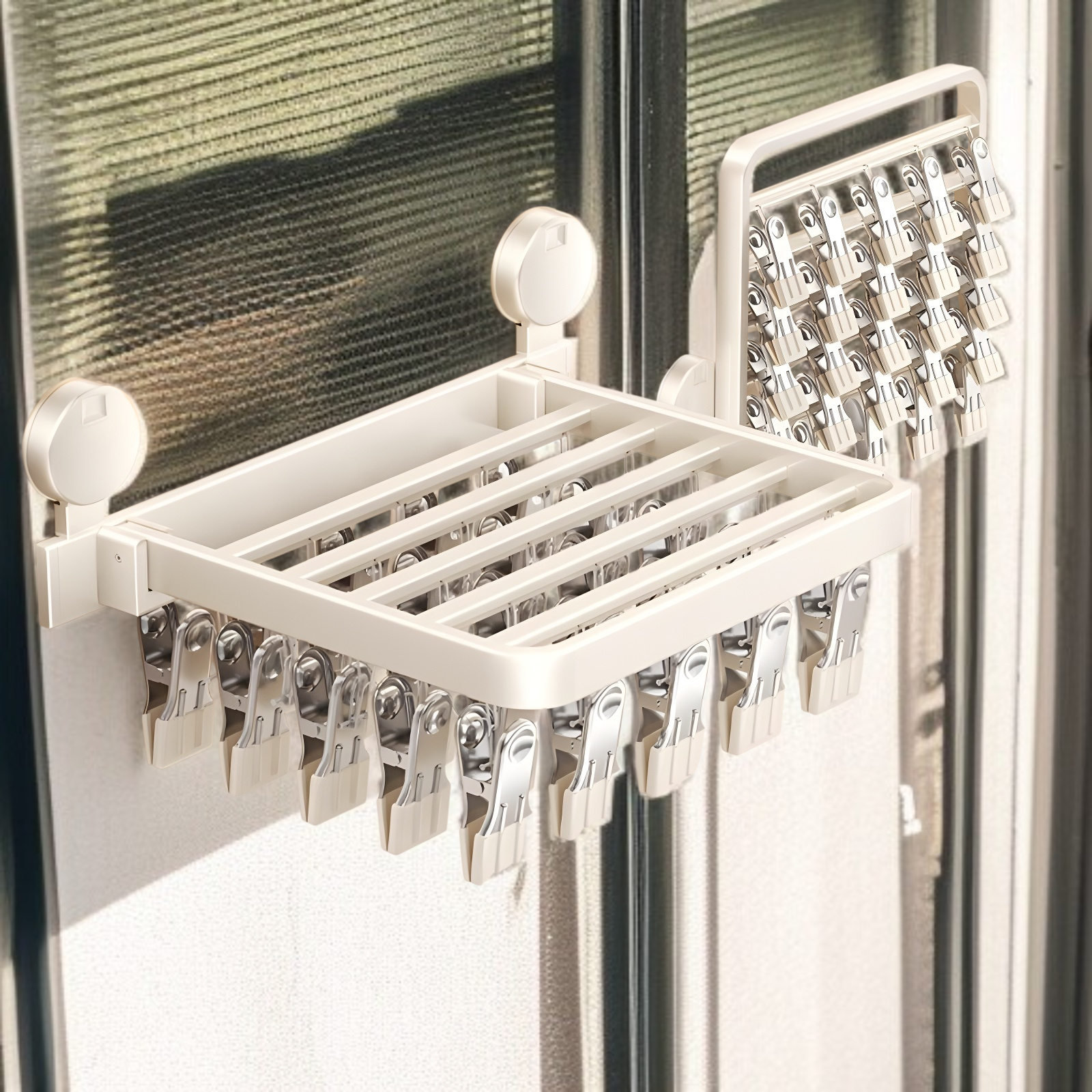 パンチフリー物干しラックで下着を干す様子