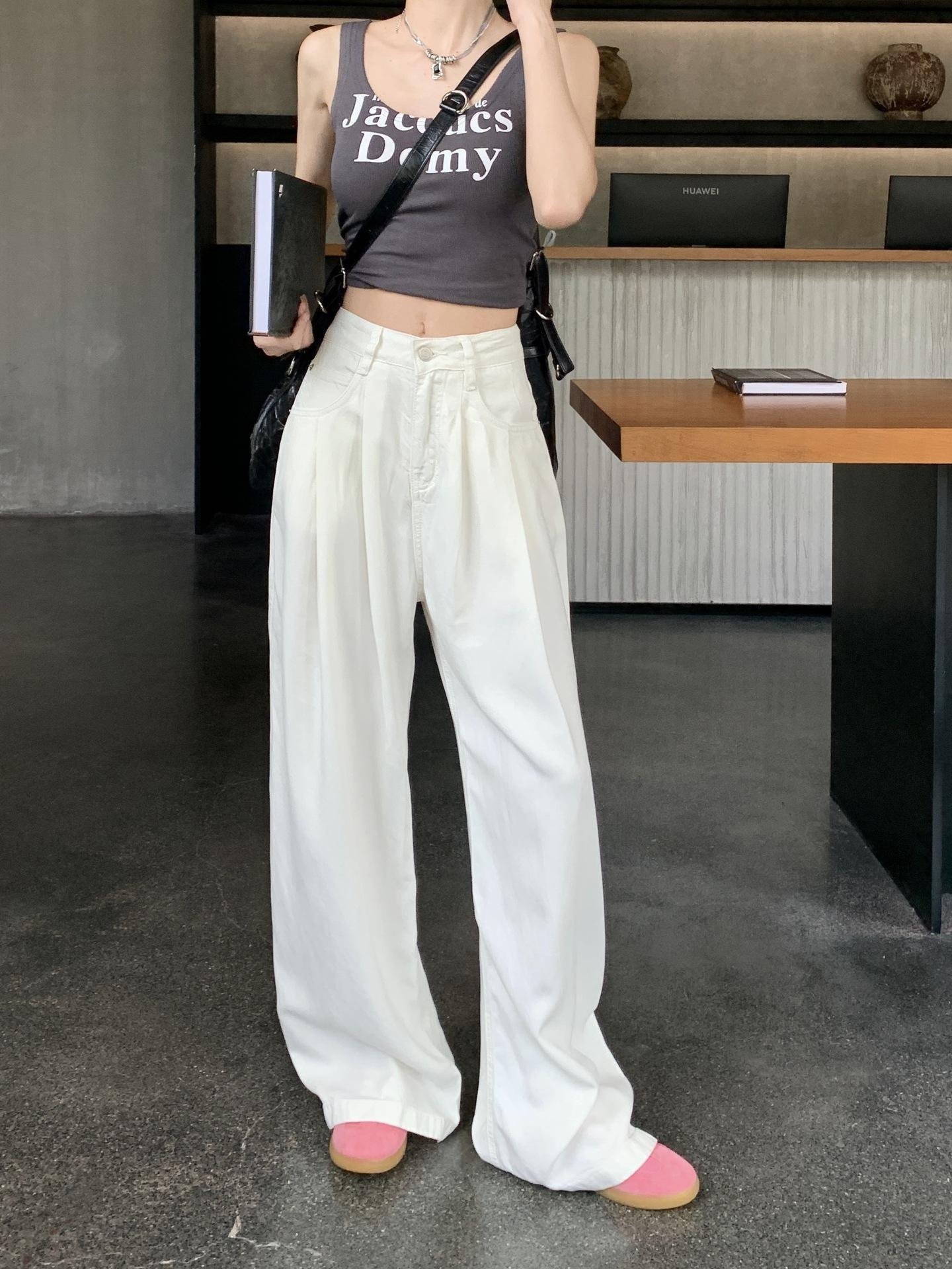 薄手素材のカーゴパンツディテール