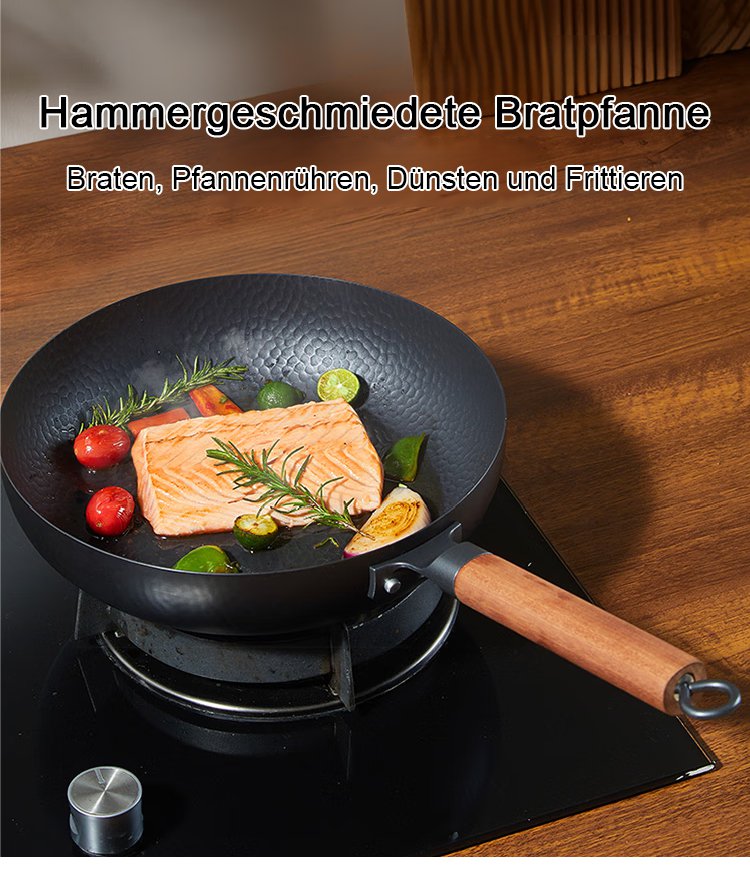 Beschichtungsfreie Bratpfanne mit Hammerschlag-Oberfläche auf Herd