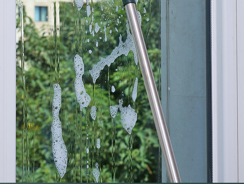 お風呂場でタイルを掃除するロングハンドルブラシ