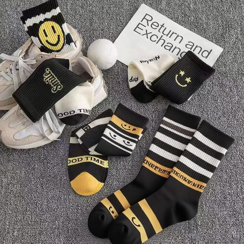 블랙 체크와 스마일 패턴이 돋보이는 양말