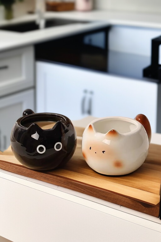 아름다운 패턴이 돋보이는 커피잔