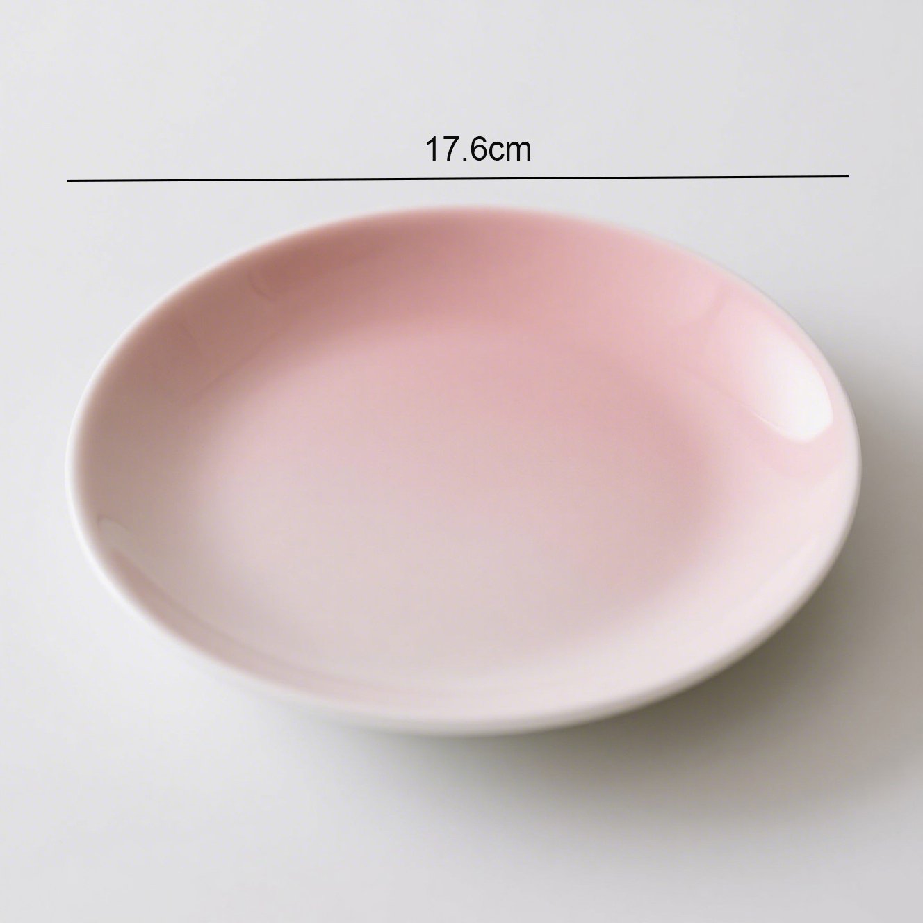 Růžový porcelánový talíř v moderní kuchyni