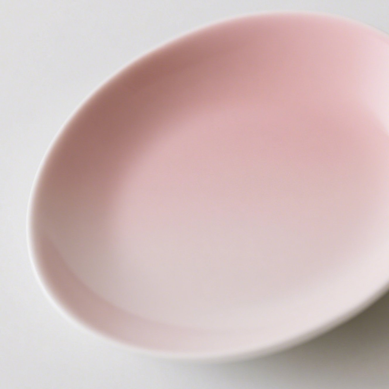 Detail růžového porcelánového talíře