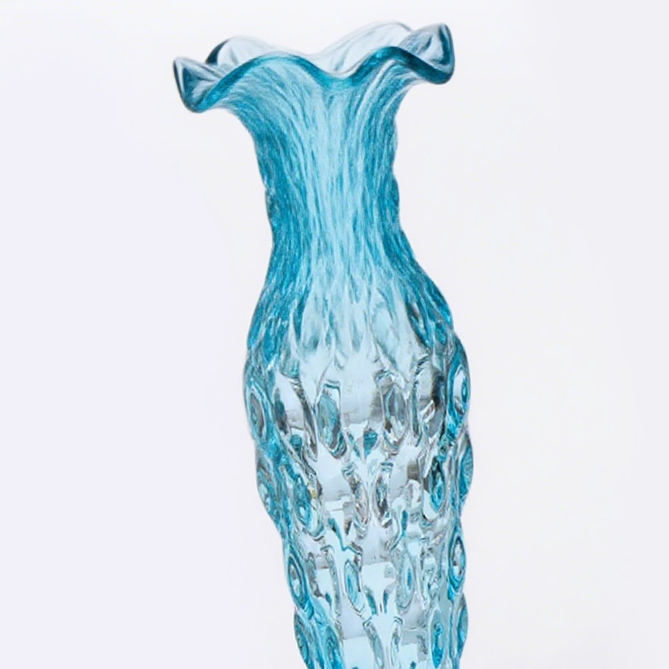 Luxusní modrá křišťálová váza v obývacím pokoji