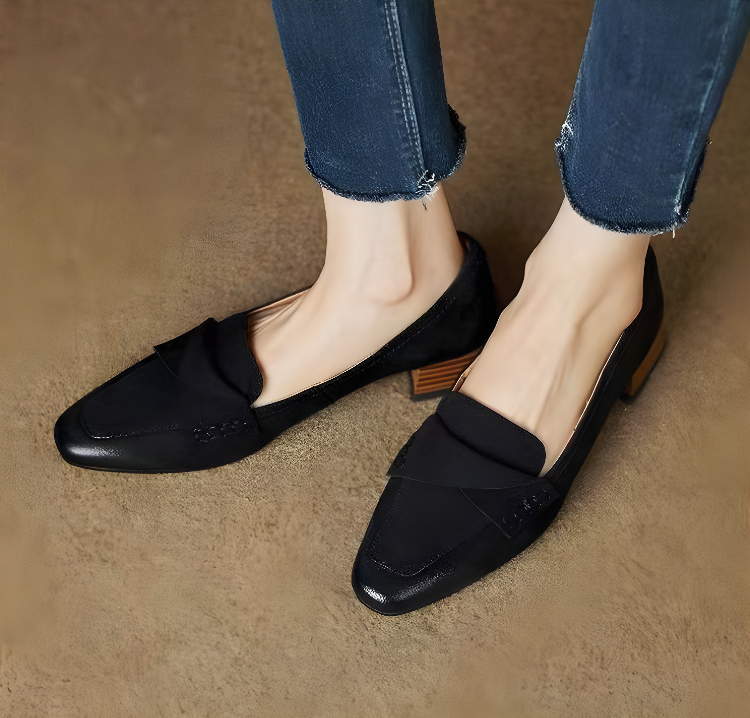 美脚効果のあるローファー正面写真