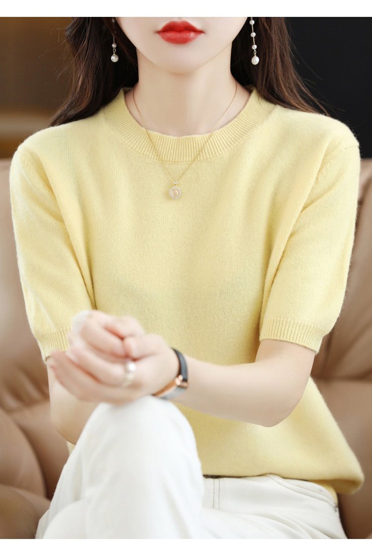 우아한 디자인의 니트 목 부분 클로즈업